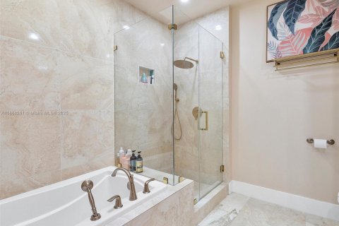 Townhouse in Aventura, Florida 2 bedrooms, 222.59 sq.m. № 1931200 - photo 14