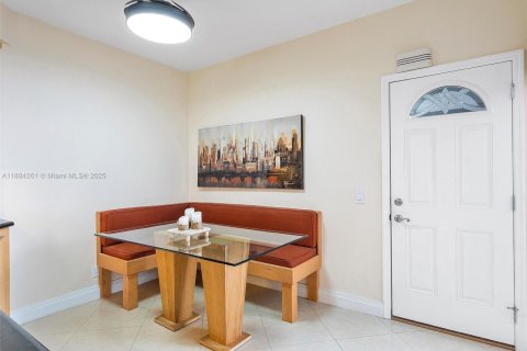 Townhouse in Aventura, Florida 2 bedrooms, 222.59 sq.m. № 1931200 - photo 30