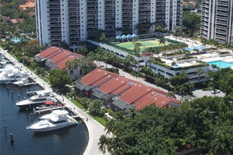 Townhouse in Aventura, Florida 2 bedrooms, 222.59 sq.m. № 1931200 - photo 4