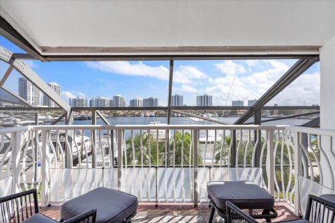 Townhouse in Aventura, Florida 2 bedrooms, 222.59 sq.m. № 1931200 - photo 1