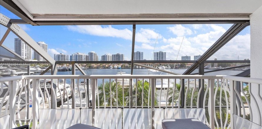 Townhouse in Aventura, Florida 2 bedrooms, 222.59 sq.m. № 1931200