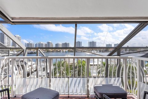 Townhouse in Aventura, Florida 2 bedrooms, 222.59 sq.m. № 1931200 - photo 20
