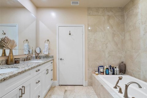 Townhouse in Aventura, Florida 2 bedrooms, 222.59 sq.m. № 1931200 - photo 16