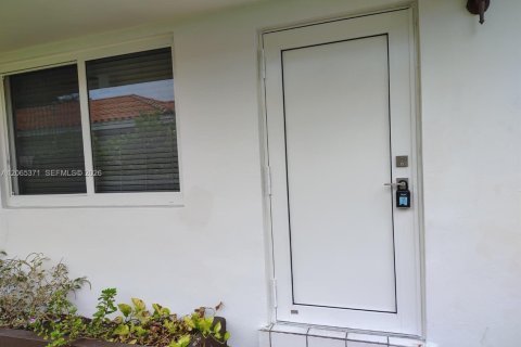 Casa en alquiler en Miami, Florida, 3 dormitorios, 106.84 m2 № 2278616 - foto 2