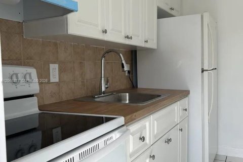 Casa en alquiler en Miami, Florida, 3 dormitorios, 106.84 m2 № 2278616 - foto 8