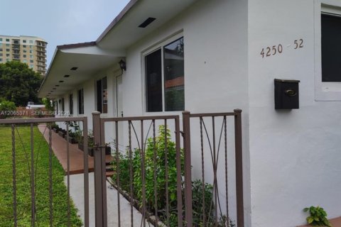 Casa en alquiler en Miami, Florida, 3 dormitorios, 106.84 m2 № 2278616 - foto 4