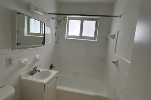 Casa en alquiler en Miami, Florida, 3 dormitorios, 106.84 m2 № 2278616 - foto 13