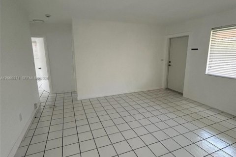 Casa en alquiler en Miami, Florida, 3 dormitorios, 106.84 m2 № 2278616 - foto 10