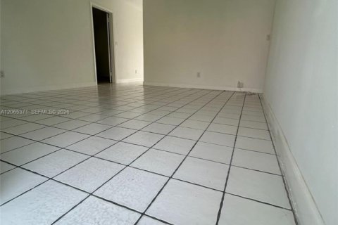 Casa en alquiler en Miami, Florida, 3 dormitorios, 106.84 m2 № 2278616 - foto 11