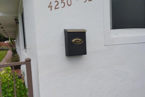 Casa en alquiler en Miami, Florida, 3 dormitorios, 106.84 m2 № 2278616 - foto 3