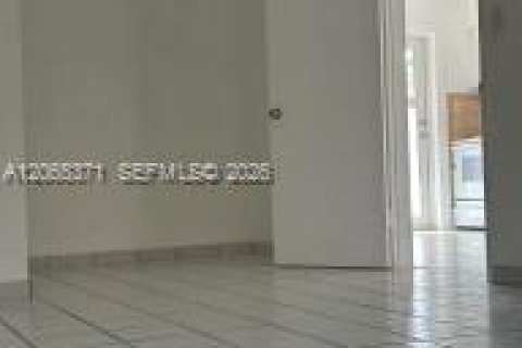 Casa en alquiler en Miami, Florida, 3 dormitorios, 106.84 m2 № 2278616 - foto 6