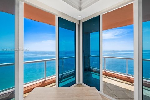 Condo in Fort Lauderdale, Florida, 3 bedrooms  № 1928201 - photo 12