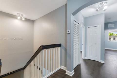 Townhouse in Doral, Florida 3 bedrooms, 157 sq.m. № 2056397 - photo 24