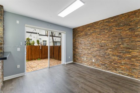 Townhouse in Doral, Florida 3 bedrooms, 157 sq.m. № 2056397 - photo 15