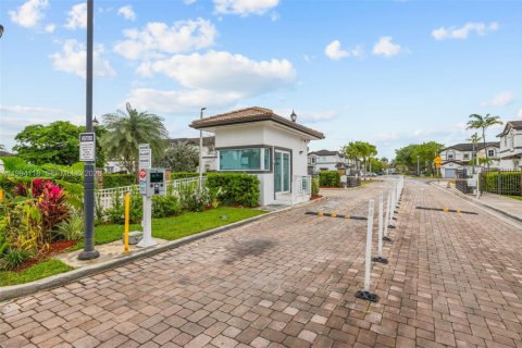 Townhouse in Doral, Florida 3 bedrooms, 157 sq.m. № 2056397 - photo 2