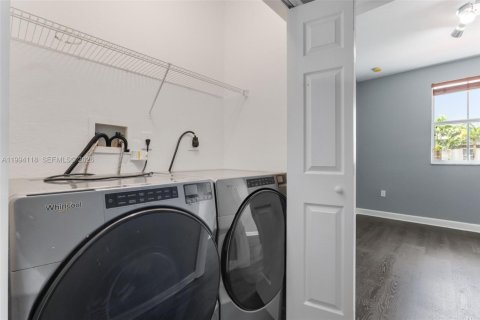 Townhouse in Doral, Florida 3 bedrooms, 157 sq.m. № 2056397 - photo 26