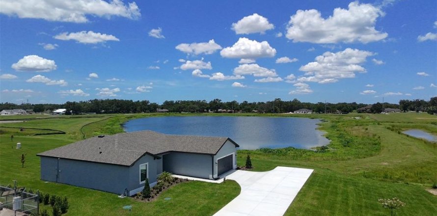 House in Dover, Florida 3 bedrooms, 156.08 sq.m. № 1745428