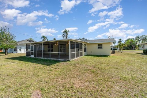 House in Fort Myers, Florida 2 bedrooms, 142.05 sq.m. № 1838846 - photo 9