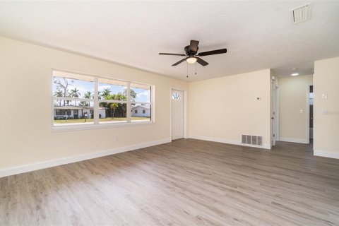 House in Fort Myers, Florida 2 bedrooms, 142.05 sq.m. № 1838846 - photo 15