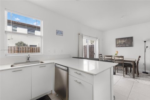 Touwnhouse à louer à Miami, Floride: 3 chambres, 137.77 m2 № 1974971 - photo 18