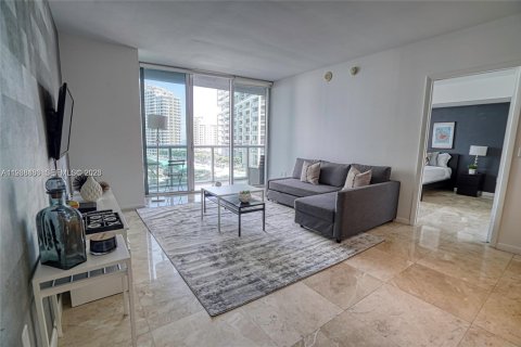 Condo in Miami, Florida, 1 bedroom  № 1996124 - photo 2