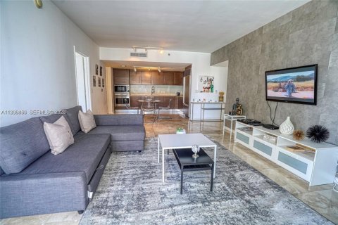 Condo in Miami, Florida, 1 bedroom  № 1996124 - photo 4
