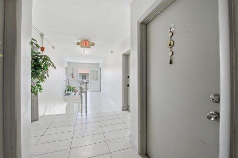 Купить кондоминиум в Помпано-Бич, Флорида 3 комнаты, 79.9м2, № 2243370 - фото 8