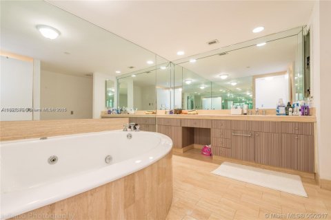 Condominio en venta en Aventura, Florida, 2 dormitorios, 169.55 m2 № 1948831 - foto 18