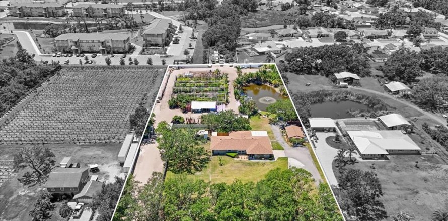 House in Bradenton, Florida 3 bedrooms, 250.84 sq.m. № 1735286
