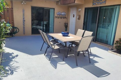 Townhouse in Cooper City, Florida 2 bedrooms, 117.43 sq.m. № 1920161 - photo 8