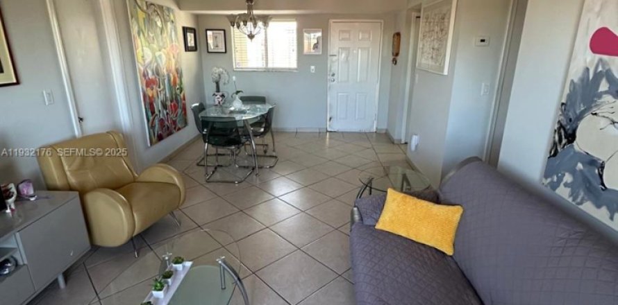 Кондоминиум с 2 спальнями в Хайалиа, Флорида № 1991754