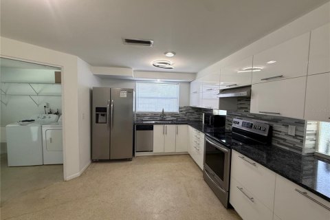 Villa ou maison à louer à Sarasota, Floride: 2 chambres, 119.47 m2 № 2384279 - photo 8