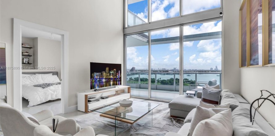 Condo à Miami, Floride, 3 chambres  № 1921645