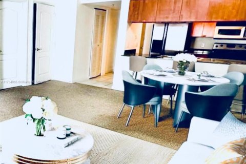 Condo in Miami, Florida, 1 bedroom  № 1703687 - photo 15
