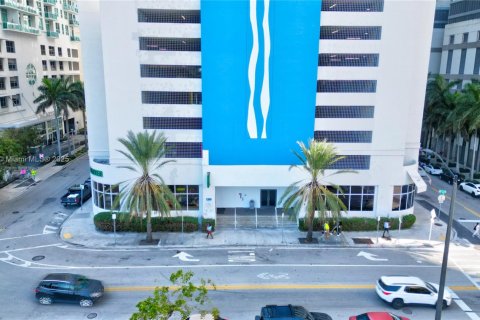 Condo in Miami, Florida, 1 bedroom  № 1703687 - photo 1