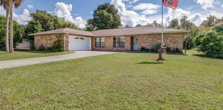 House in Land O' Lakes, Florida 4 bedrooms, 202.99 sq.m. № 2394090