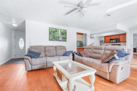House in Land O' Lakes, Florida 4 bedrooms, 202.99 sq.m. № 2394090 - photo 6