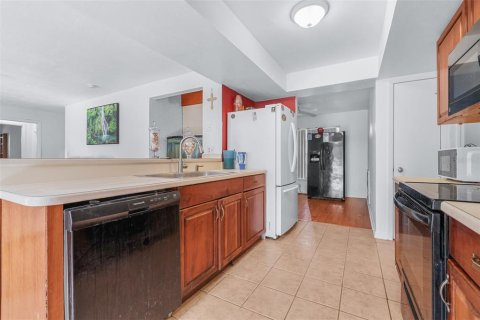House in Land O' Lakes, Florida 4 bedrooms, 202.99 sq.m. № 2394090 - photo 15