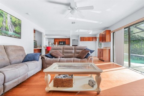 House in Land O' Lakes, Florida 4 bedrooms, 202.99 sq.m. № 2394090 - photo 8