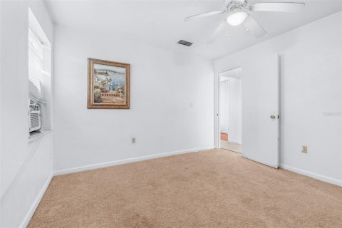 House in Land O' Lakes, Florida 4 bedrooms, 202.99 sq.m. № 2394090 - photo 28