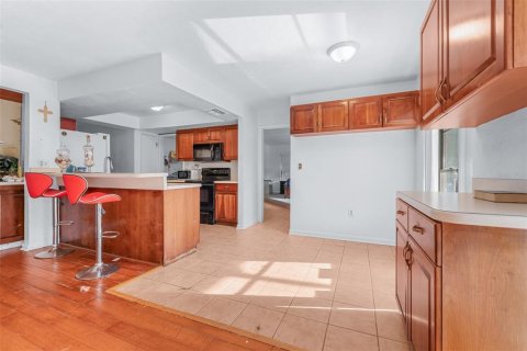House in Land O' Lakes, Florida 4 bedrooms, 202.99 sq.m. № 2394090 - photo 11