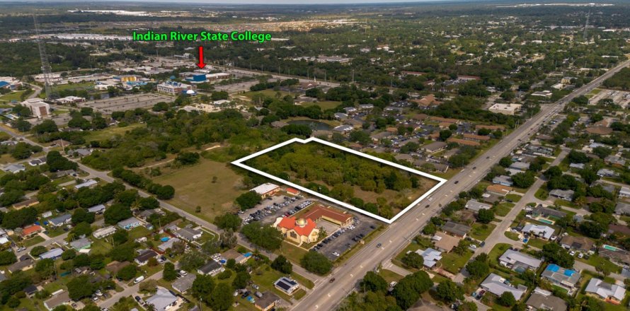 Immobilier commercial à St. Lucie, Floride № 2190702