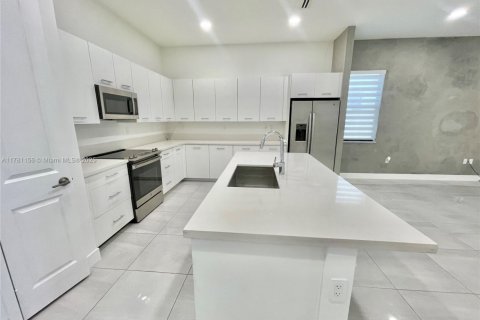 House in Miramar, Florida 3 bedrooms, 190.17 sq.m. № 1939801 - photo 24