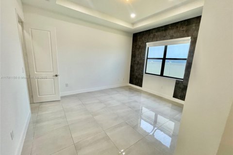 House in Miramar, Florida 3 bedrooms, 190.17 sq.m. № 1939801 - photo 12