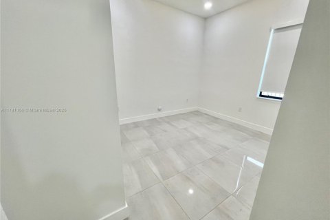 House in Miramar, Florida 3 bedrooms, 190.17 sq.m. № 1939801 - photo 19