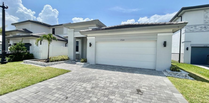 House in Miramar, Florida 3 bedrooms, 190.17 sq.m. № 1939801