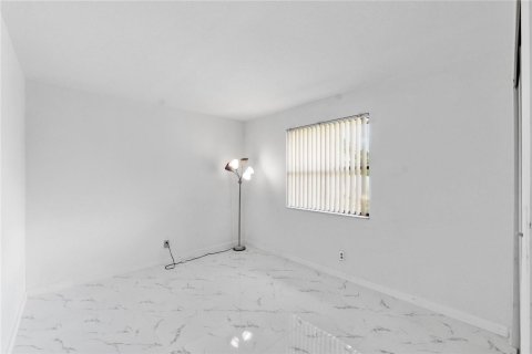 House in Tamarac, Florida 3 bedrooms, 138.52 sq.m. № 2083729 - photo 19