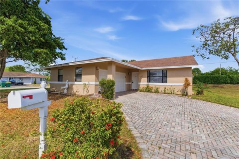House in Tamarac, Florida 3 bedrooms, 138.52 sq.m. № 2083729 - photo 3