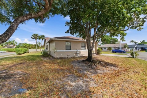 House in Tamarac, Florida 3 bedrooms, 138.52 sq.m. № 2083729 - photo 4