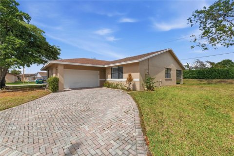 House in Tamarac, Florida 3 bedrooms, 138.52 sq.m. № 2083729 - photo 2